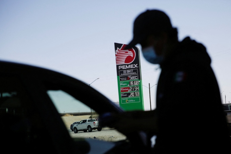 Mexico suspends gasline subsidy as Americans cross border for deals